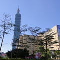 臺北市政府前的廣場和101大樓