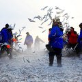 1/12/2012 呼倫湖是中國大陸第五大淡水湖。內蒙古傳統在寒冬會有捕魚的慶典活動。捕魚是在結冰的湖面打洞，把魚網放下去捕魚。魚剛被捕上來時，可看到牠們還能繃跳到半空中，但是很快就被零下四十度的氣溫凍僵而死。湖面因為結冰七八十公分，所以人車都可在湖面上行走。