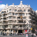 這「米拉公寓」著名建築物的
正是深受西班牙人民愛戴的建築師安東尼˙高地(Antoni Gaudi)