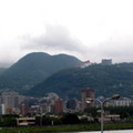 山上的兩棟是文化大學 
山下左邊建築物是北榮
文化大學也是看夜景的好去處

