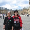 母親與我攝於巴黎凡爾賽宮