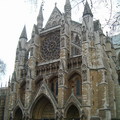 超級有名的Westminster Abbey,
很多英國國王, 王后, 皇室, 詩人, 等名人長眠於此,
我一直覺得這地方有點陰森,
不過參訪的人還是大排長龍,
看到入口處那密密麻麻的人潮,
而我拍的地方正是在這條長龍裡的某一處,
看來還很遠...
