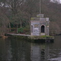 Windermere Lake湖中的一景,
很好奇這很像我們港口燈塔的建築是什麼東西,
不過它倒是為平靜的Windermere Lake帶來一絲神秘...
