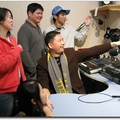 漢聲電台DJ宋銘指導學生製作及主持廣播節目.