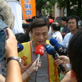 八二七全民反健保雙漲大遊行,林惠官接受眾多電視媒體採訪