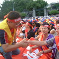 團結尊嚴928.支持教師組工會權利,林惠官與在場靜坐的教師們握手打氣