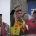 反失業救勞工313大遊行,林惠官站在指揮車上與所有遊行民眾揮手致意