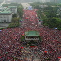 2004年反對總統大選不公,藍營發動三二七大遊行包圍總統府