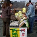 阿蘇火山口賣輕石的攤販