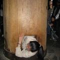 東大寺內的柱子有個洞，鑽過去可祈福，但胖子可就難了