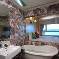 七星潭渡假飯店蜜月套房，躺在浴缸內就可看到太平洋