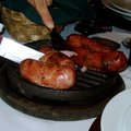 阿根廷式的烤肉是放在鐵盤子上的…