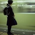 動静结合：女孩正在等待列車停下來，攝影師採用慢速快門+小光圈的方式展現出列車的動感，與站立的女孩的“静止”形成對比。

