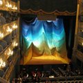 在艾斯特劇院內欣賞了歌劇-魔笛的演出,令人訝異的是舞台背景就是這麼一塊彩色布幕,如何將這塊布幕靈活運用到恰到好處,真不簡單,這是一個簡單不凡的舞台設計,舞台上方正中間長方形的是電子小銀幕.
