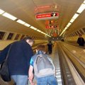 在匈牙利每次搭地鐵,看到那又陡又長的電梯,就感覺好恐怖,頭暈目眩,好像要栽下去的感覺.