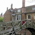 劍橋皇后學院後面有一座跨在康河之上，連接皇后學院兩部份的「數學橋」(Mathematical Bridge)，非常著名。這座建於1749年的木橋，係以數學原理建造，完全不用一根螺絲和鐵釘卻堅固無比，故此命名。
