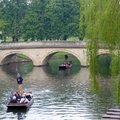 在劍橋被徐志摩認為是全世界最秀麗的河－康河,果然不一般。水流十分柔顺、悠閒,水色異常碧绿清澈。