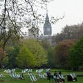 一天,逛到倫敦的一處公園,景色怡人.園內擺了許多休閒椅,供遊客使用,非常用心.可是這些椅子,如果放在台灣公園內就大有問題了,遠處的鐘就是有名的[大笨鐘].
