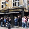 一天,在倫敦走到一家啤酒店前,越看越奇怪,店內沒什麼人,客人卻是人手一杯站在店外面,邊曬太陽邊喝邊聊.