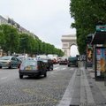巴黎凱旋門座落在巴黎市中心戴高樂廣場中央，香榭大道上，是拿破崙為紀念擊敗奧俄聯軍，於1806年下令興建，費時30 年才建成。這張是站在香榭大道上拍的.