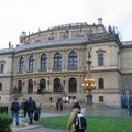 魯道夫音樂廳是「布拉格之春」音樂會的主要場地，整座建築的南邊有奢華的音像效果極佳的德弗札克音樂廳，門口的兩座雕像諷喻宗教與世俗的音樂，屋頂雕有捷克著名音樂家和藝術家的肖像。
