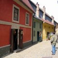 布拉格的城堡區，有一條窄窄的小巷，寬不到一米，稱為「黃金小巷」，這裡曾為文學家卡夫卡居住的黃金巷，因此讓黃金小巷名聲大振。這條小巷，因早年為王公貴族打造金飾的鍊金術士都居於此，因而得名「黃金小巷」。