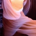 羚羊峽谷位于亞利桑那州的佩吉市(Page)北郊的印第安人保留區，屬隙縫峽谷，受風蝕水溶，奇形怪狀。接近正午時分，楊光透入打在橘粉的岩石上，往往有絢麗的反照。