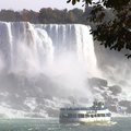 美國和加拿大的交界處有一個世界奇景，令人嘆為觀止，那就是世界第一大瀑布—尼加拉瓜瀑布（Niagara Falls)。
2003年10月和母親及大妹小妹夫婦在美加邊境各停留了一天,好好觀賞這世界奇景。