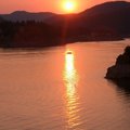 西下的夕陽，倒映在細細波紋的湖上，再加上一艘小船緩慢的行進在倒影上．．．美吧？