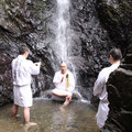 日本最近很流行到靈山景點的瀑布修行