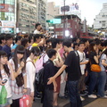 很多粉絲在西門六號出口等待日本AKB48渡邊麻友來西門町