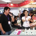 華梵學生參與2007醫美展  在會場上熱情促銷伊柔產品
