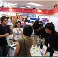 華梵學生參與2007醫美展 在會場上熱情促銷伊柔產品