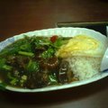 這是〔不二門廣東粥〕的牛肉燴飯，７０元，有菜有牛肉，好吃!!