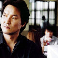 韓石圭在片子飾演警官．
取自http://www.krmdb.com/stills/2004/ScarletLetter-2004/index.b5.shtml