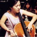 成賢雅在片子飾演一位大提琴家，是警官的老婆．
取自http://www.krmdb.com/stills/2004/ScarletLetter-2004/index.b5.shtml
