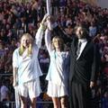 左Melinda Gainsford Taylor、中Olivia Newton John、右Andre Bocelli
2000年雪梨奧運會