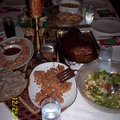 滿桌的聖誕大餐,讓我又餓了起來,有麵包,沙拉,炸蝦,臘肉,甜點,,,桌上還有主人親自為客人作的名牌,超貼心