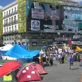 四班牙大市都有青年紮營抗議群眾，非常熱鬧，好玩