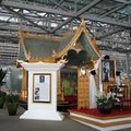 到機場嚕~~ 這是為了紀念泰皇的姐姐(今年過世) 其實曼谷街頭也不少這樣的牌坊祠堂