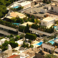 天哪 幾乎每戶屋頂都有私人泳池