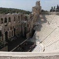這不是戶外劇場 在古希臘是有屋頂的 只是現在沒了 原本的後台更壯觀