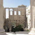 其實古希臘建築 內部空間只有一點點 空間都被那些壯觀的柱子用掉大半