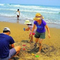2009夏天北海岸 來到一個小lulu爸爸的祕密沙灘 爸爸砌城堡 媽媽堆螃蟹烏龜恐龍 小lulu負責提海水 已經忙得不亦樂乎了 我這個外婆只顧喀喳喀喳啦