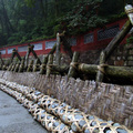 一個叫「榪槎」，三根木料組成角架，是攔水工具；另一叫「竹籠」，竹編裡放卵石，作護岸做堰的低堤