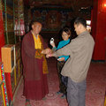 一位是喇嘛，一位是小劉，一個是我，藏人/川人/台灣來的我，我們同一年出生，三個人不同的命運與使命，因為喇嘛要給我們祝福，在這個點上我們終於聚首，紥上了保平安的祝福線。