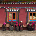 塔公寺有一些藏人在一邊休息，大家只要看到鏡頭就轉頭
