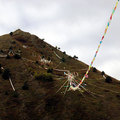 塔公寺周圍的山上，掛滿經文幡旗