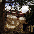 嘉絨藏寨牆面常常可以看見他們繪製的圖騰
