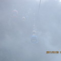 全部的纜車都進入霧中了, 看起來好像玩具車喔!